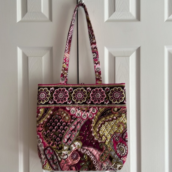Vera Bradley bag with toggle. Pink paisley pattern - Picture 2 of 7
